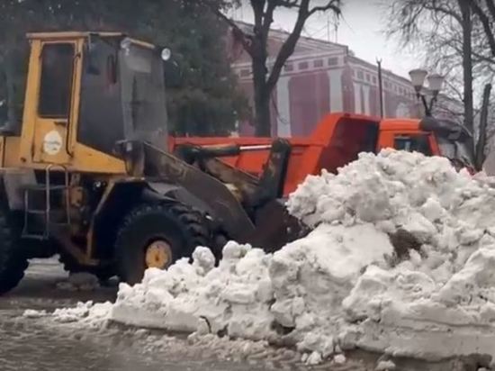 В Орле главную пешеходную улицу завалило снегом и ледяными глыбами