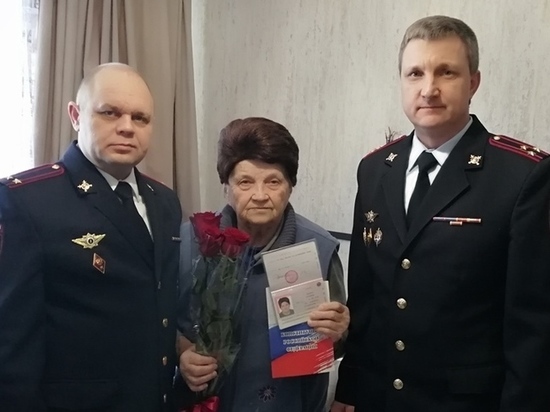 Пенсионерка из Донецка в 84 года получила паспорт РФ в Алтайском крае