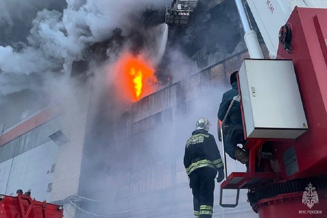 Крупный пожар на шинном заводе в Барнауле: кадры с места тушения 