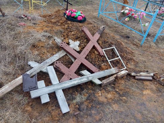 На орловском кладбище организовали место для сбора «отслуживших» надмогильных крестов