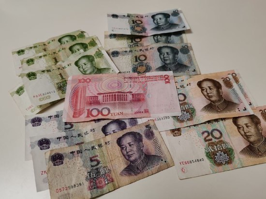Банк «Открытие»: 16% россиян планируют завести счет или карту в юанях