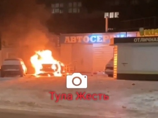 В Туле на Венёвском шоссе полностью сгорела легковушка