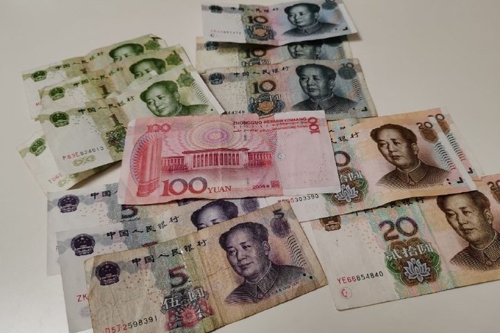 Счет в юанях. Юань. Пачка юаней фото.