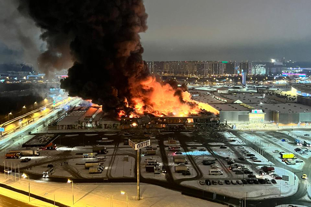 Опубликованы кадры пожара в ТЦ "ОБИ Мега Химки": обрушились конструкции