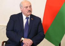 Президент Белоруссии Александр Лукашенко пожаловался своему киргизскому коллеге Садыру Жапарову, что едва не опоздал на встречу глав государств на саммите Евразийского экономического союза (ЕАЭС) из-за заглохшего «Мерседеса», и попал на видео