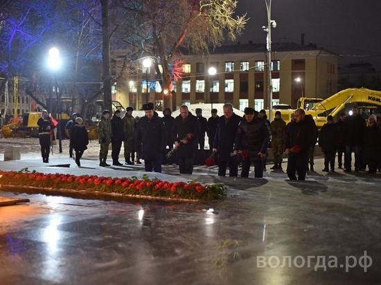 Церемония возложения цветов прошла в Вологде в честь Дня героев Отечества