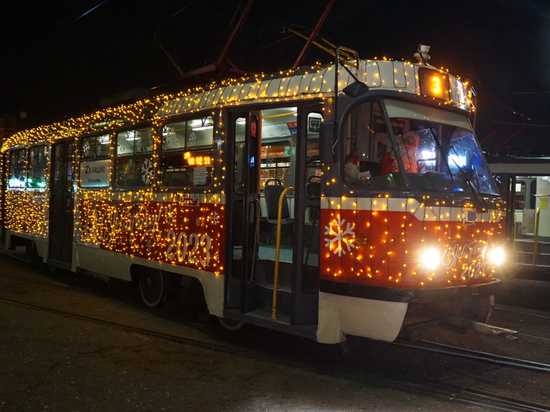 По улицам Краснодара начали курсировать новогодние трамваи и троллейбусы КТТУ
