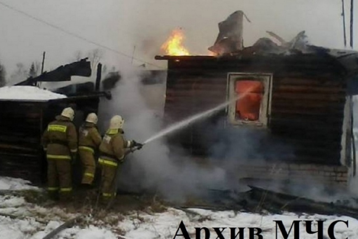 Житель костромской деревни сломал ногу, выбираясь из горящего дома