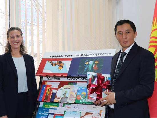 Американцы подарят школам книги на кыргызском и русском языках