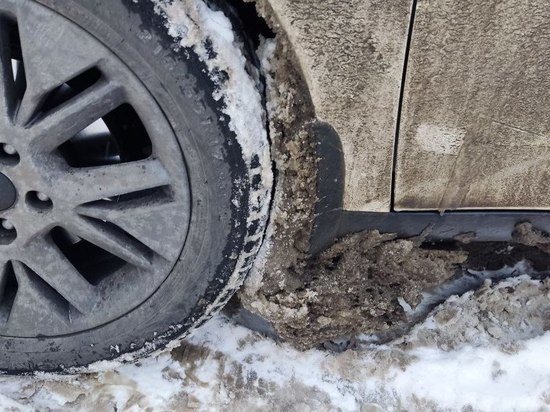 В Смольном не смогли объяснить обилие грязи на дорогах Петербурга и попросили подождать конца снегопада