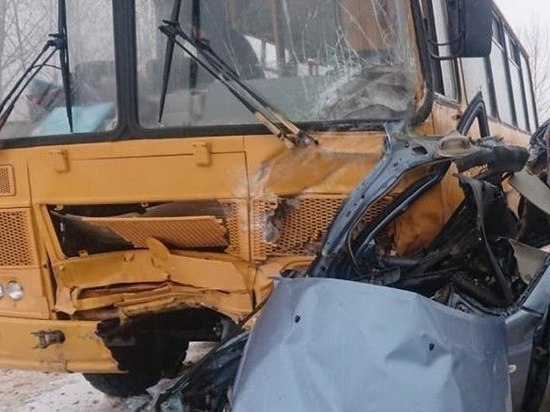 В Новгородской области в ДТП со школьным автобусом погибли люди
