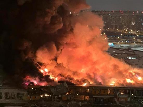 «Думали, рухнул самолет»: как жители Химок пережили пожар в «Меге»