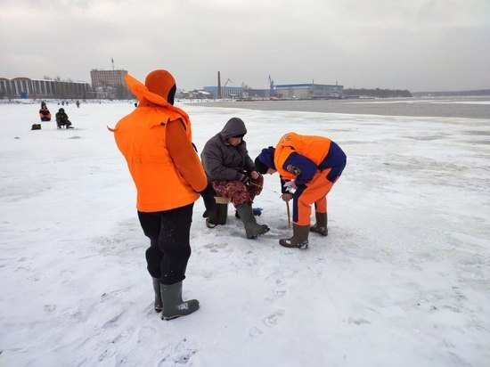 Спасатели из Шлиссельбурга ловили выходящих на неокрепший лед рыбаков