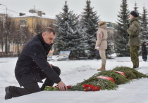 В День Героев Отечества Глава Марий Эл возложил цветы к монументу Воинской Славы.