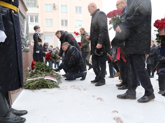 В Орле к памятнику торжественно возложили гирлянду Славы