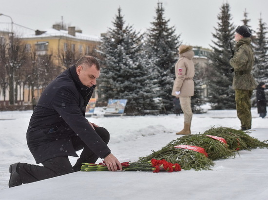 Глава Марий Эл возложил цветы к монументу Воинской Славы в Йошкар-Оле