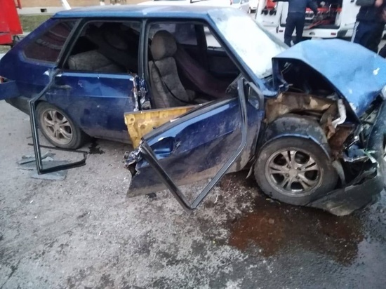 В Пролетарске в столкновении двух автомобилей пострадали два человека
