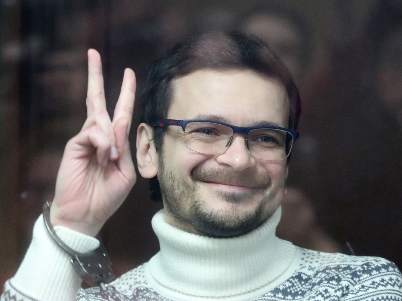 Илья Яшин оценил приговор в 8,5 лет улыбкой: кадры суда