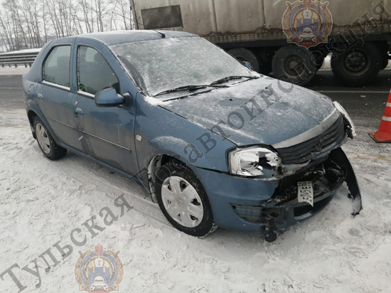 В Ефремовском районе автоледи на "Renault Logan" врезалась в отбойник