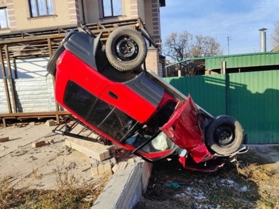 В Волгограде иномарка перевернулась и повредила кирпичную кладку дома