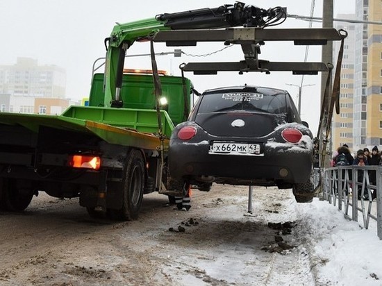 В Кирове предложили начать решать проблему парковок с эвакуации машин кировчан