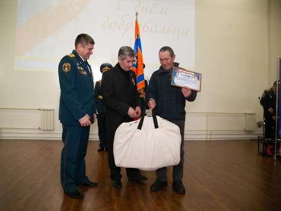 В Туве наградили добровольных пожарных