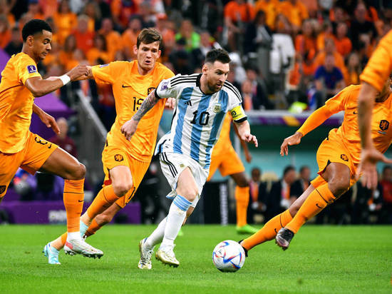 Сборная Аргентины в серии пенальти победила команду Нидерландов в четвертьфинальном матче чемпионата мира по футболу в Катаре.
