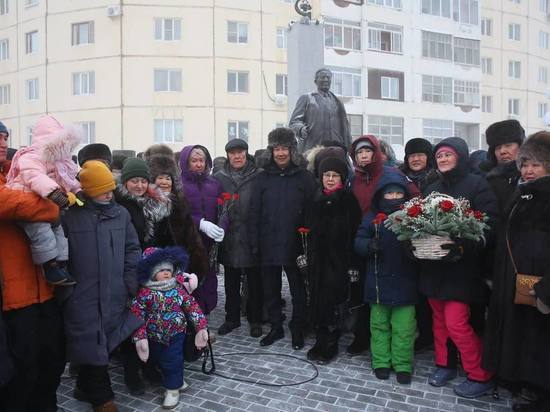 В Якутске состоялось открытие памятника Семену Борисову