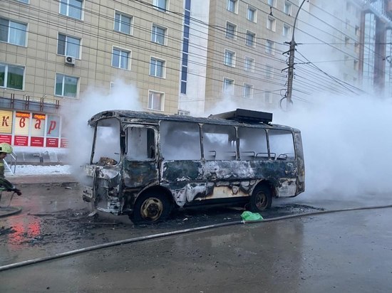 Пассажирский автобус сгорел на площади Маркса в Новосибирске утром в субботу