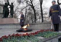 Жители Красноярска собрались на торжественной церемонии у Вечного огня, чтобы почтить память Героям Отечества
