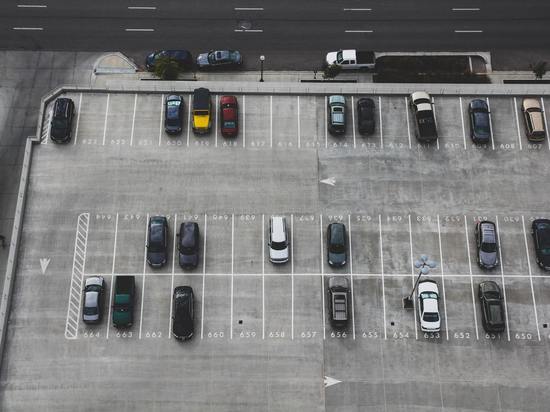 В Красноярске ежедневно фиксируют по 50 нарушений парковки автомобилей