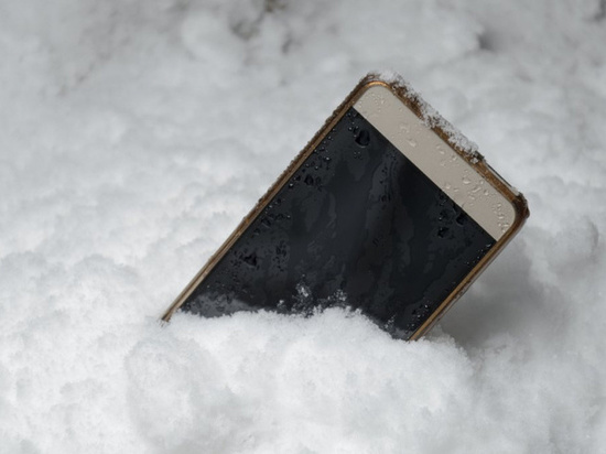 Эксперт сказал, что делать, если смартфон упал в снег