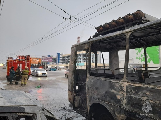 Фотографии сгоревшего на Маркса автобуса опубликовало МЧС