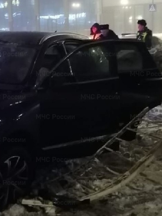 Несколько человек пострадали во влетевшем в столб в центре Калуги внедорожнике