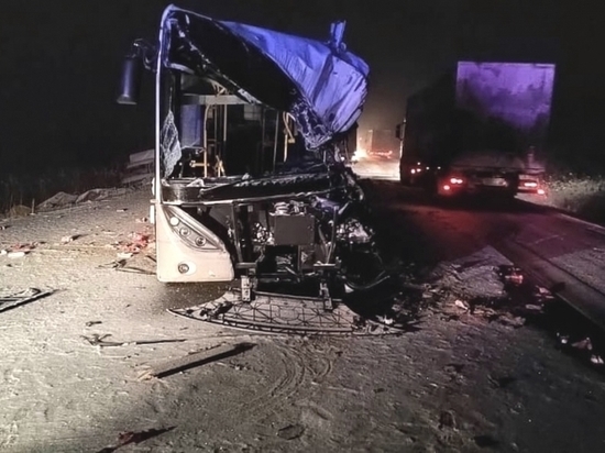 Два человека погибли при столкновении автобуса и КамАЗа в Омской области