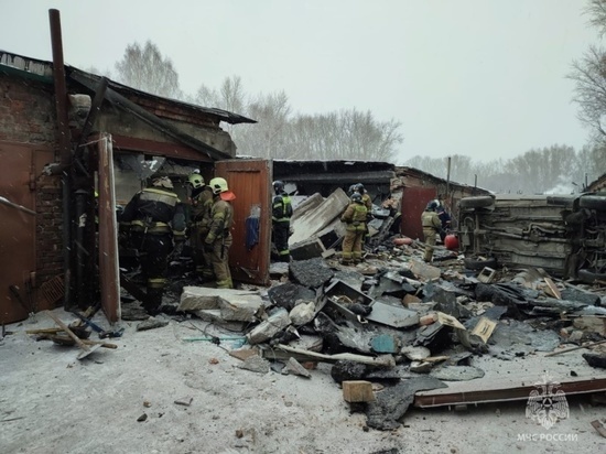 На улице Мира в Новосибирске три гаража обрушились после взрыва
