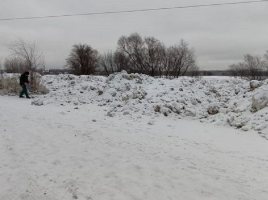 Незаконную свалку снега выявили экологи на улице Гаврилова в Казани