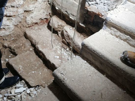 Ступени древней лестницы обнаружили в звоннице Псково-Печерского монастыря