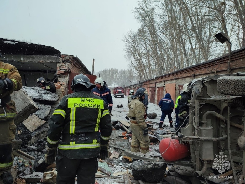 Опубликованы 15 жутких фото с места взрыва гаражей на улице Мира в Новосибирске 