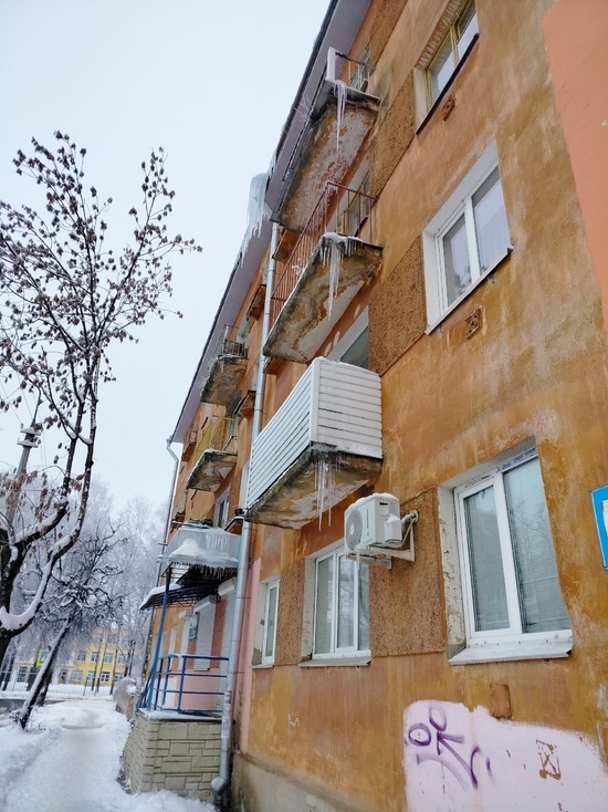 Свисающие с балконов большие сосульки сфотографировали псковичи на улице Гражданской