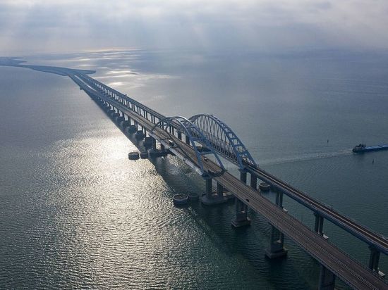 Минтранс сообщил о введении ограничений на проезд по Крымскому мосту