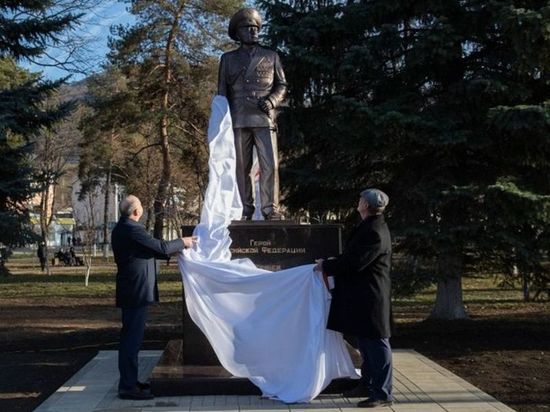 В Карачаевске открыли памятник Герою России Канамату Боташеву