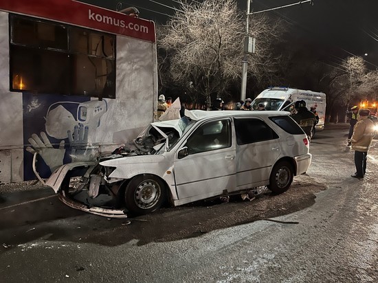 В Саратове иномарка разбилась о троллейбус с пассажирами