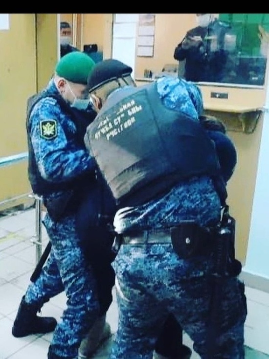 В Туве должник по алиментам спустил на приставов собаку