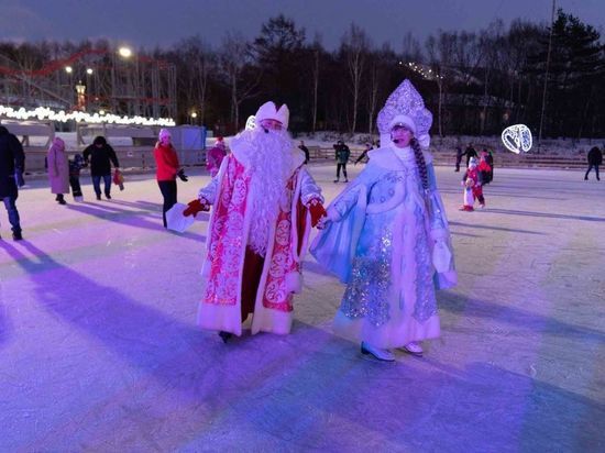 Дед Мороз и Снегурочка открыли каток в городском парке Южно-Сахалинска