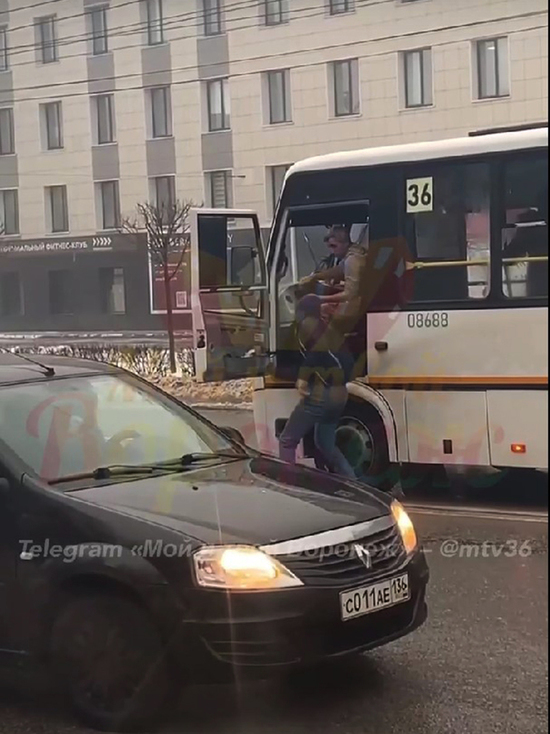 В Воронеже водитель маршрутки №36 подвергся избиению за то, что подрезал автомобиль