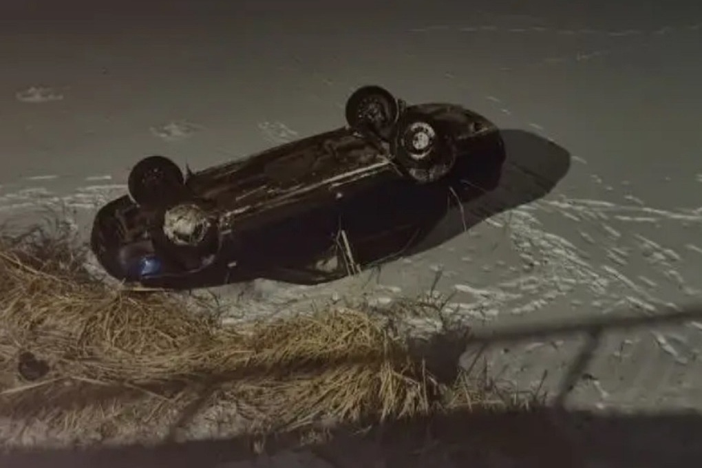 В костромском Галиче незадачливого водителя от гибели спас лед на Святом озере