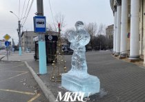 В Чите рядом с кино-досуговым центром «Родина» установили ледяную скульптуру солдата с автоматом в руках