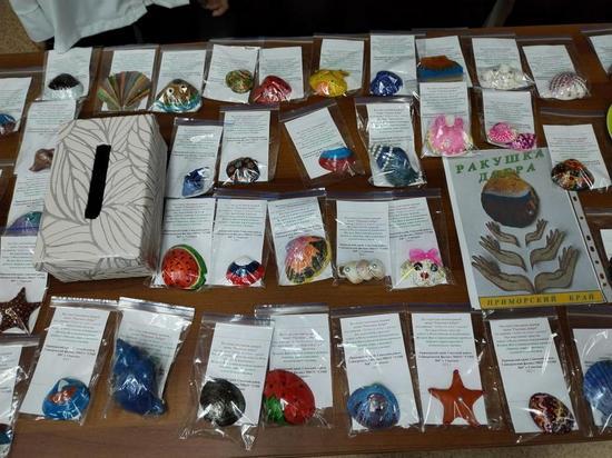 В Приморье полицейские в рамках благотворительной акции купили поделки из ракушек