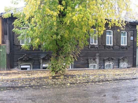 Иркутянин вручил послу Польши фотоколлаж снесенных советских памятников